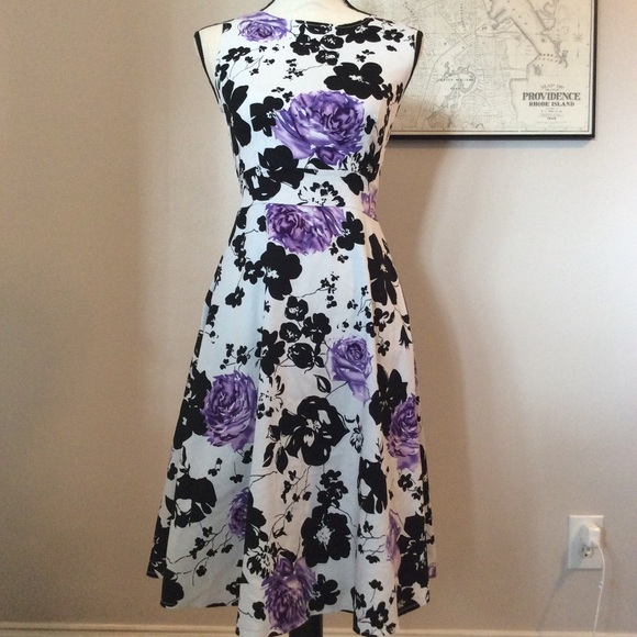 Dresses & Skirts - Gorgeous Floral Flair Dress